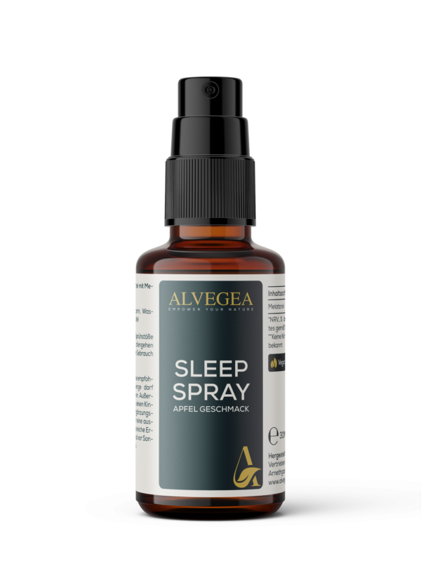 Braune Glasflasche des Nahrungsergänzungsmittels „SLEEP SPRAY“ von der Marke ALVEGEA mit Apfelgeschmack. Das Etikett zeigt den Produktnamen und die Aufschrift „Empower Your Nature“. Das Spray enthält Melatonin und ist vegan, laktosefrei und glutenfrei.